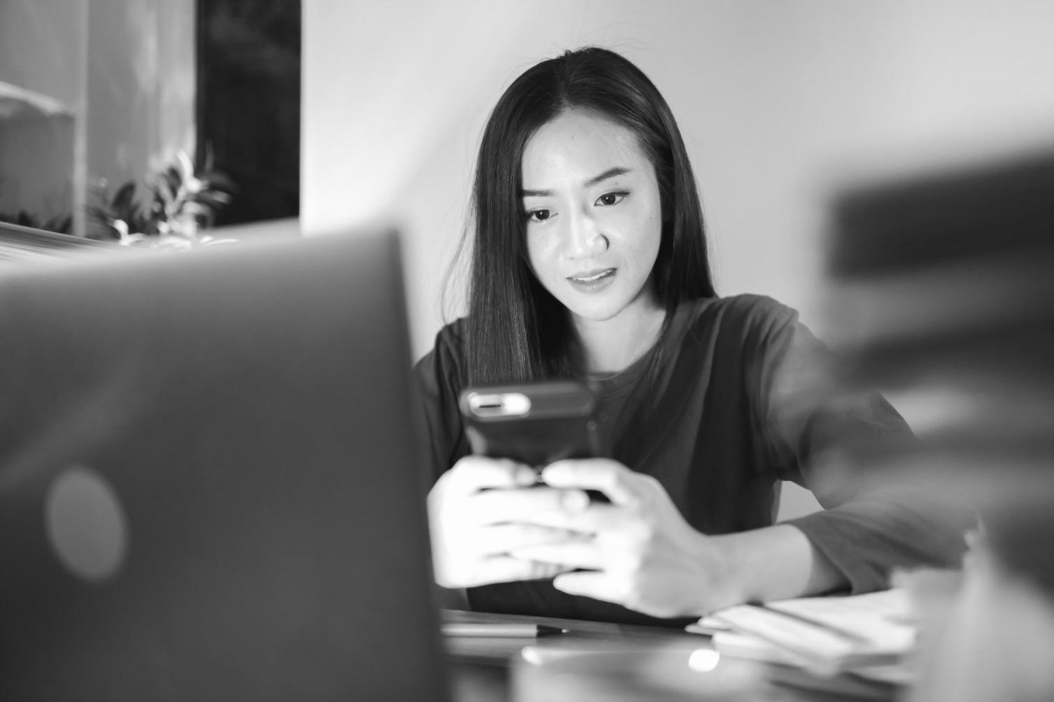 Teilnehmer bei der Analyse von Finanzdaten am Computer