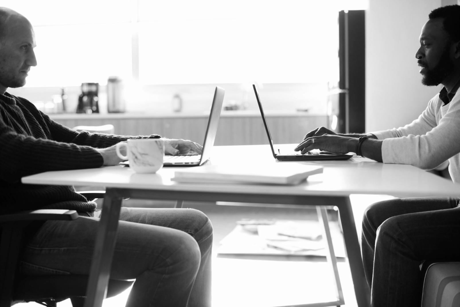 Workshop-Situation mit Finanzanalyse-Tools und Diskussion